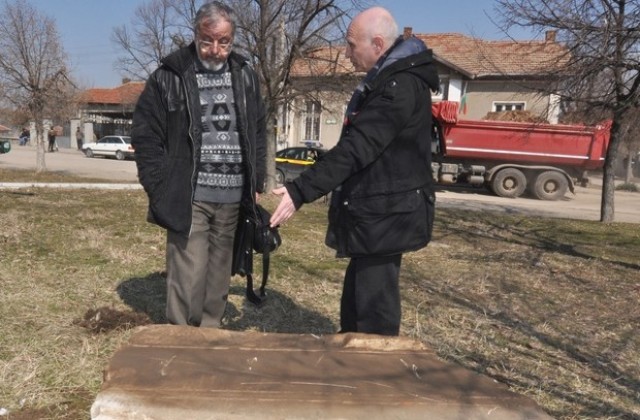 Находките в Бисер - османска колона и римска плоча