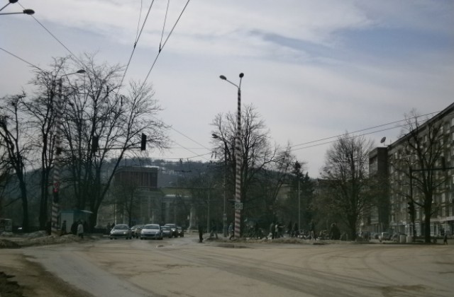 Продължава аварийното изкърпване на улиците в Габрово