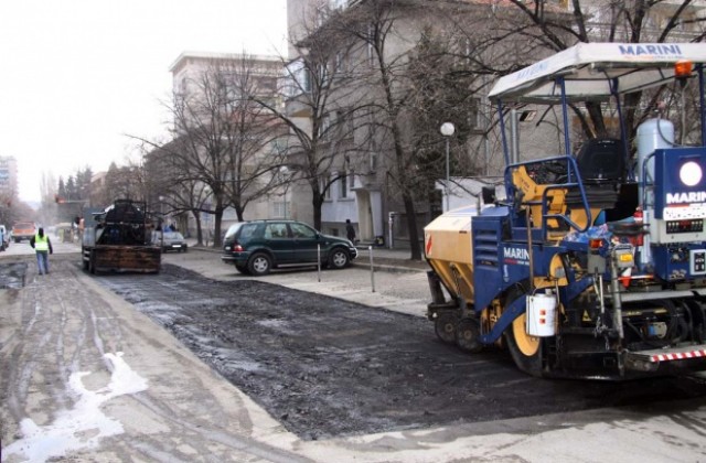 Ремонтират аварийно улици