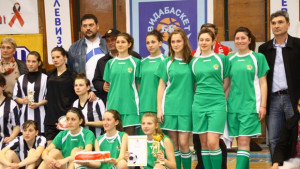 Осмомартенски футбол за девойки