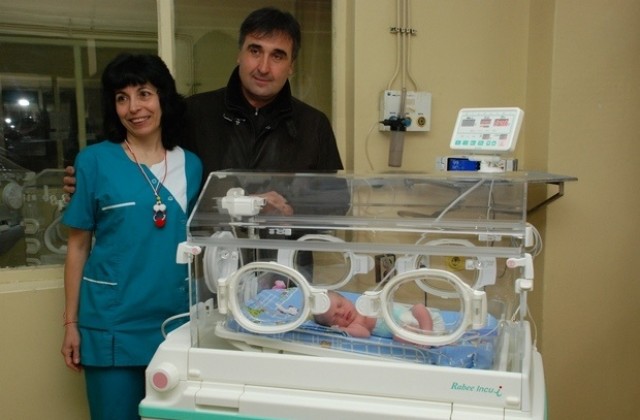 Веселин Маринов дари кувьоз на великотърновската болница