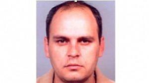 Полицията издирва криминално проявен