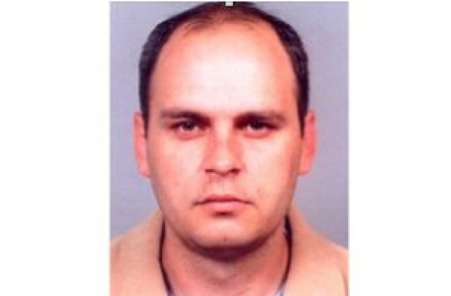 Полицията издирва криминално проявен