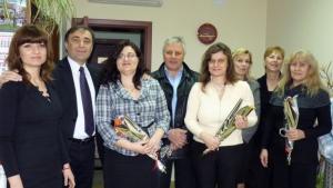 Цветя за дамите в общинската администрация в Нова Загора