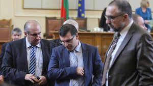 Управляващите въвеждат нов ред за заплатите и бонусите на чиновниците