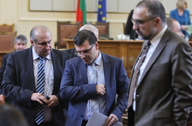 Управляващите въвеждат нов ред за заплатите и бонусите на чиновниците