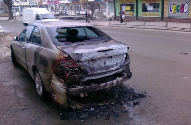 Мъж запали кола в Кюстендил, строши прозорците на още три автомобила