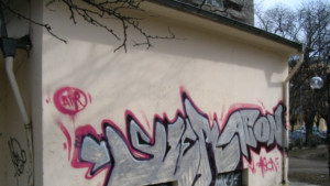 Спипаха румънец да рисува графити пред Катедралата