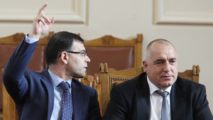 Борисов Дянков и опозицията влязоха в дебат за бонусите
