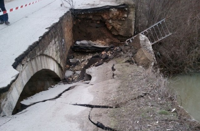 Пропаднал мост затвори пътя Мусина - Русаля