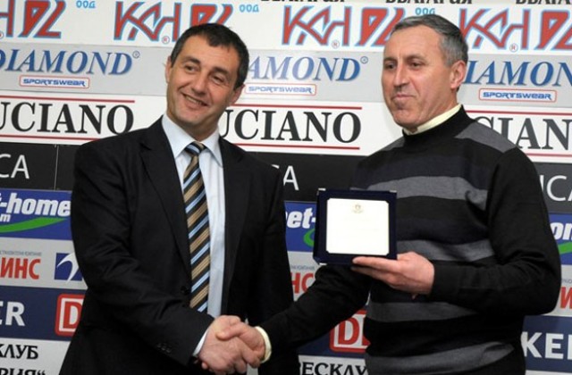 Спортистите от математическата донесоха награда на треньора си