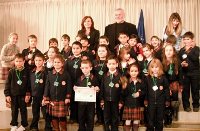 Кметът д-р Юлиян Найденов стана кръстник на клас „Детелина”