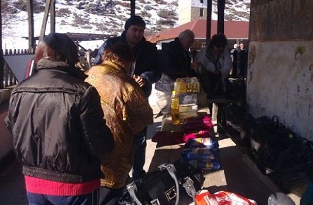 ГЕРБ раздаде хранителни продукти в село Логодаж