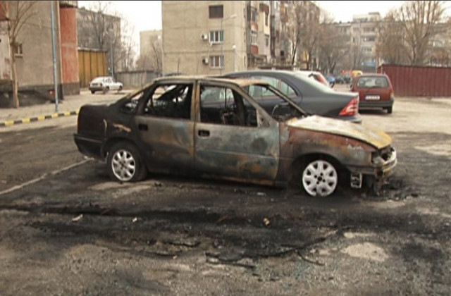 Палеж унищожи два автомобила