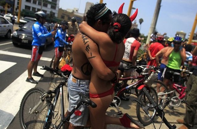 Голи велосипедисти протестираха в столицата на Перу