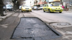 Във Владиславово кърпят дупки с ръчно приготвен асфалт