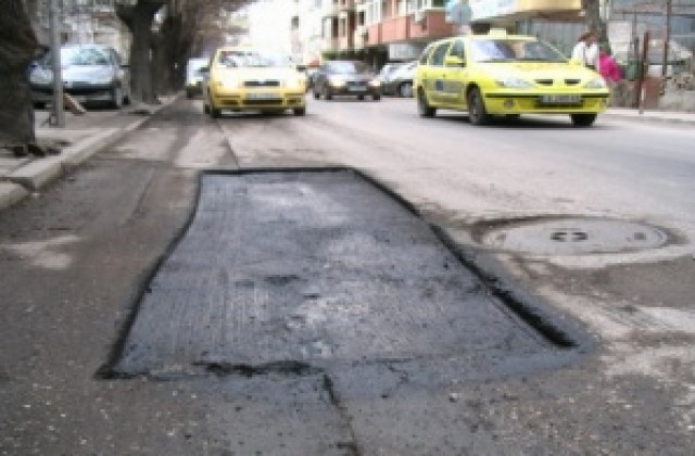 Във Владиславово кърпят дупки с ръчно приготвен асфалт
