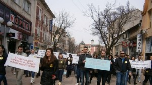 Мирно шествие в памет на загиналите при катастрофи се състоя