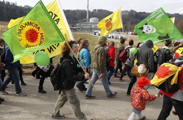 Хиляди антиядрени активисти протестираха в редица европейски страни