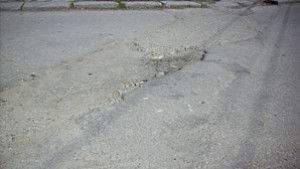 Огромни дупки по улиците след зимните студове