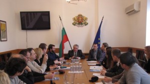 Губернаторът ще помага на ромите да излязат от гетата