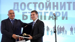 Премиерът връчи Златен ритон на студента спасил две момичета от