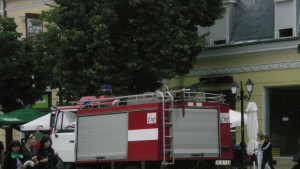 Лек автомобил изгоря напълно общо 23 пожара през почивните дни