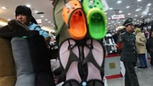 Магическо огледало пробва дрехи вместо клиентите