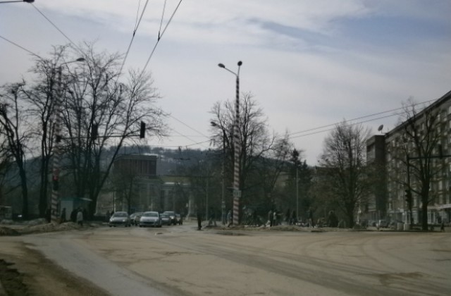 Лед и неработещи светофари затрудниха движението в центъра на Габрово