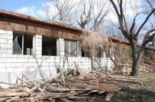 Премахват занемарените постройки на бившите Минерални бани