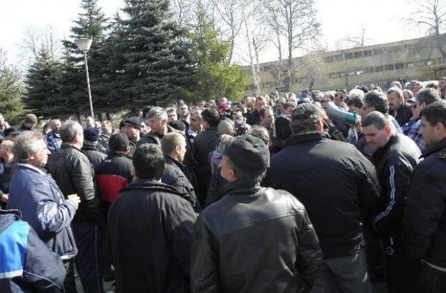 Металурзите от ОЦК излизат на протестен митинг за заплати