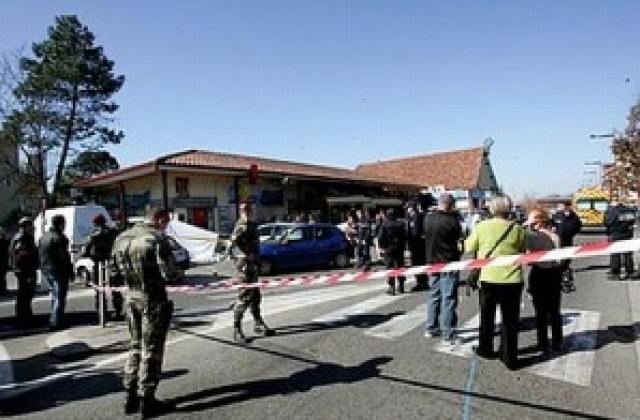 Неизвестен застреля трима войници във Франция