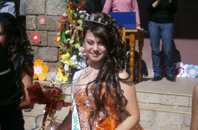 13-годишната Мариела Рангелова спечели короната Мис Ромска пролет 2012