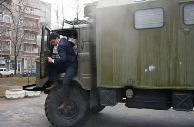 Кметът на Димитровград подкара военна Виетнамка