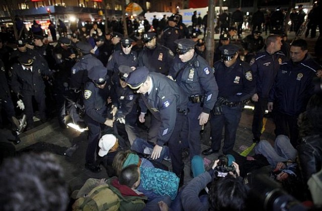 Арестуваха десетки от движението Окупирай Уолстрийт в Ню Йорк