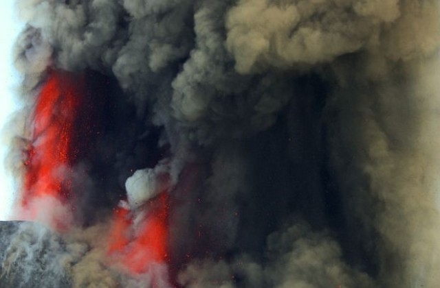 Вулканът Етна пак е активен, избълва дим и пепел