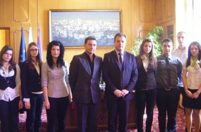 Двама ученици станаха кметове за един ден във Велико Търново