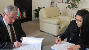 В Ловеч подписаха договора за изграждане на пътя до автомобилния