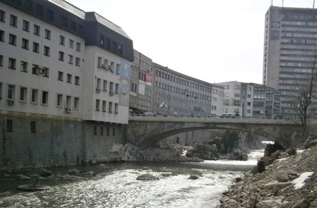 Авариен ремонт спира водата в кв. Камъка