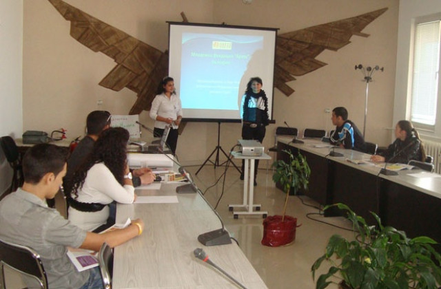 Мотивират ромски младежи да повишават образоването си