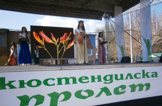 Девойка Кюстендилска пролет 2012 пожела мир, любов и спокойствие