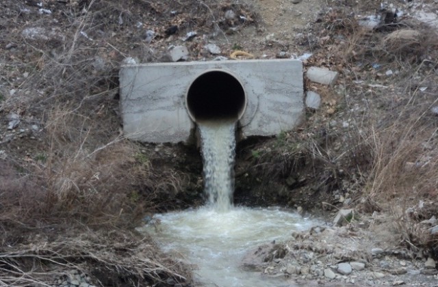 Канализационни води се изливат в река Асеновска, алармира Кирчо Димитров