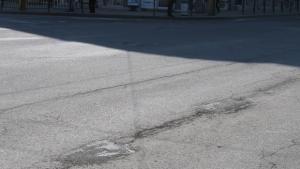 Запълват дупките по улиците на Казанлък с горещ асфалт