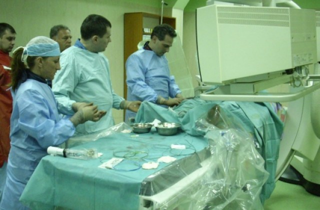 Италиански хирург учи русенски колеги на метод, спасяващ от ампутация на крайници