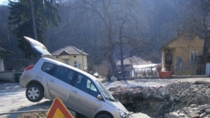 Автомобил пропадна в изкоп в Габрово