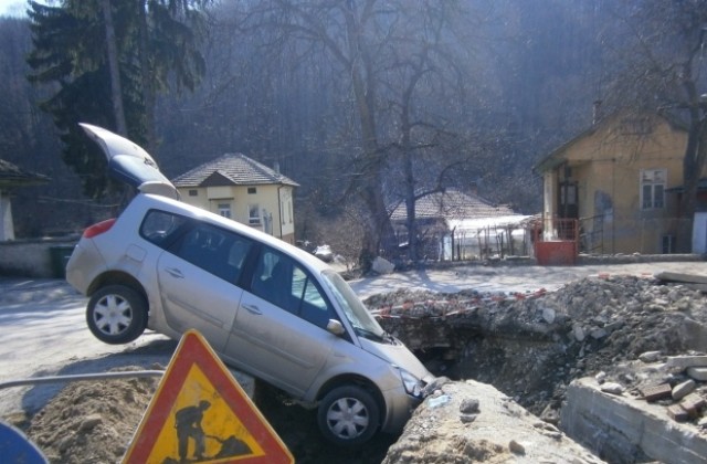 Автомобил пропадна в изкоп в Габрово