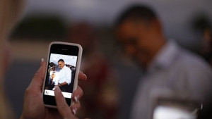 Тийнеджър сви iPhone на съученик чрез заплахи