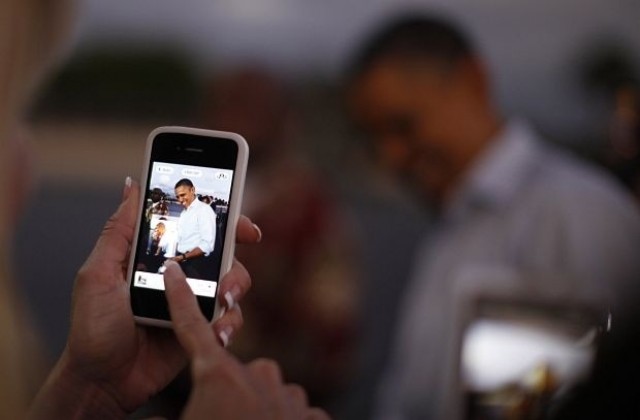 Тийнеджър сви iPhone на съученик чрез заплахи