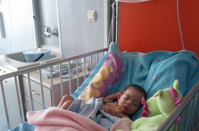 Радикални операции спасяват бебета в Детска хирургия