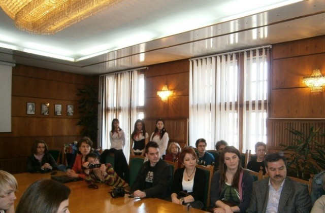 Младежи от седем държави гостуваха на кмета на Плевен